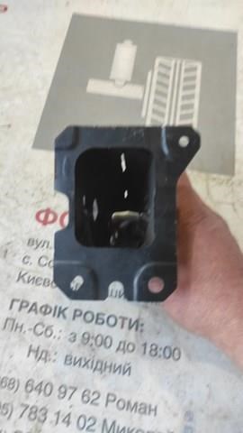 Кронштейн передньої балки KDY03488X MAZDA