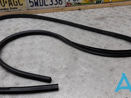 Junta de puerta delantera derecha (en carrocería) 5725A150 MITSUBISHI