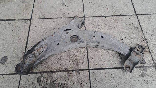 B02D34300D Mazda Рычаг передней подвески нижний, правый