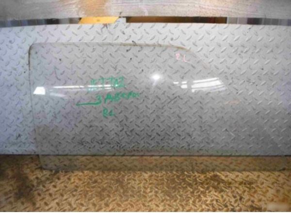 165845301 VAG vidro de carroçaria (da seção de bagagem esquerdo)