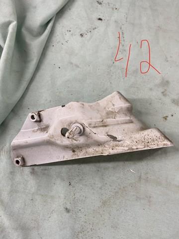 Soporte para guardabarros delantero, izquierda delantero 5K6821135 VAG