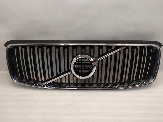 Решетка радиатора 32365370 Volvo
