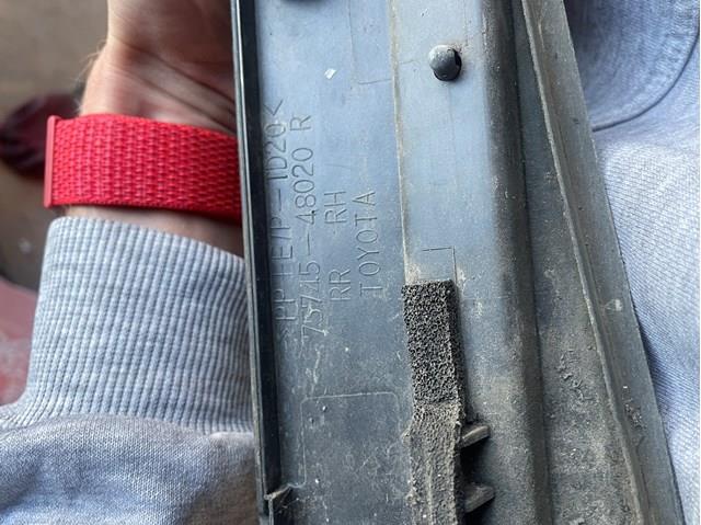 Moldura inferior de la puerta trasera derecha 7574548020 TOYOTA