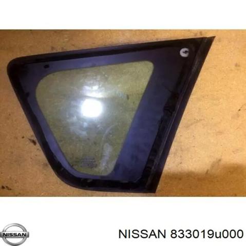 833019U000 Nissan стекло кузова (багажного отсека левое)