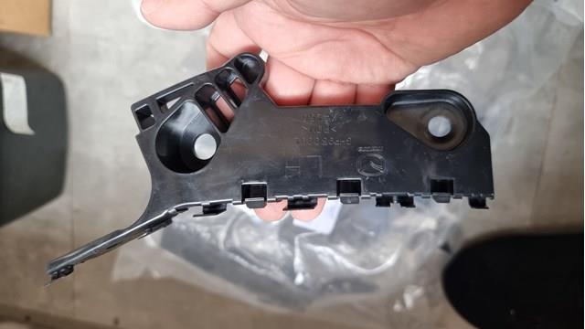Soporte de paragolpes delantero exterior izquierdo GHP9500U1 MAZDA