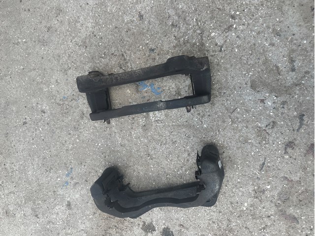 Скоба супорта переднього 4605A223 MITSUBISHI