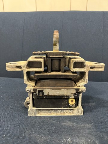 Передняя опора двигателя LR128245 Land Rover