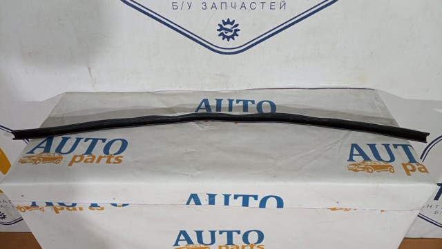 Уплотнение решётки радиатора Volvo 32260538