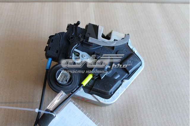 Cerradura de puerta trasera izquierda 6906012410 TOYOTA
