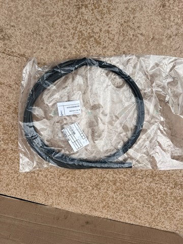 51767419000 BMW Резинка уплотнительная под капот