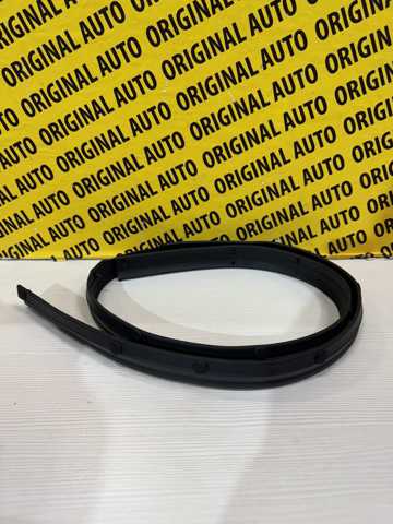 KB7W56770A Mazda Уплотнитель под капот