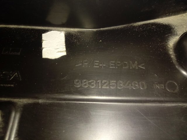 Подкрылок передний правый 9831258480 Peugeot/Citroen