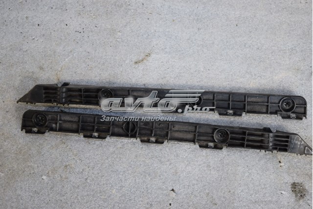 Направляюча заднього бампера, права 5215706010 TOYOTA