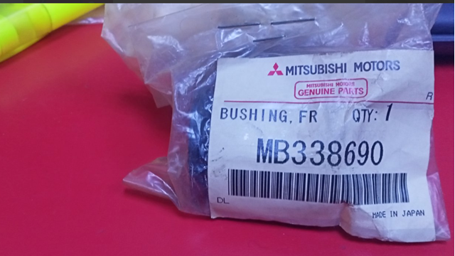 Втулка стійки переднього стабілізатора MB338690 MITSUBISHI