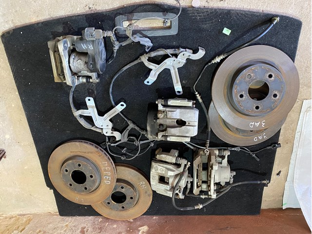 D40106RA0A Nissan/Infiniti Тормозной суппорт задний левый