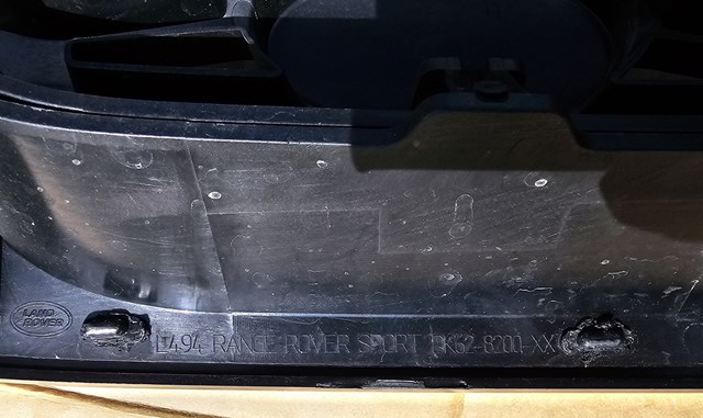 LR044120 Land Rover Решетка радиатора
