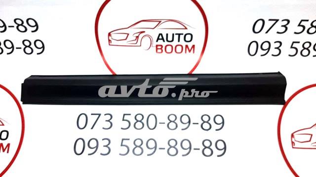 Молдинг двери передней правой Mazda KB7W51RA0B