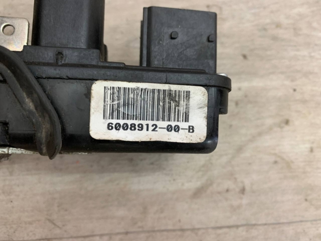 Внутренний дверной замок на Tesla Model S  5YJS