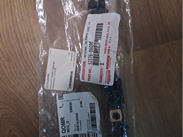 Ліве кріплення заднього бампера 5257606090 TOYOTA