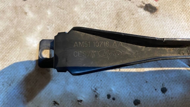 AM5110718AA Ford Подставка аккумулятора (АКБ)