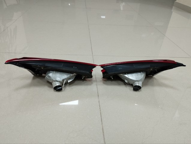 BJF1513G0B Mazda Задняя левая внутренняя фара