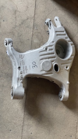 Рычаг задней подвески нижний левый LR098944 Land Rover