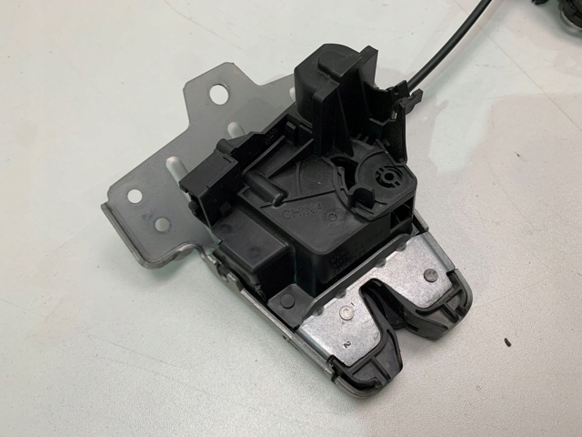 Замок крышки багажника Volvo 32149884
