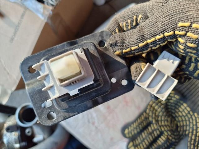 Кронштейн решетки радиатора Mazda KB8A50151
