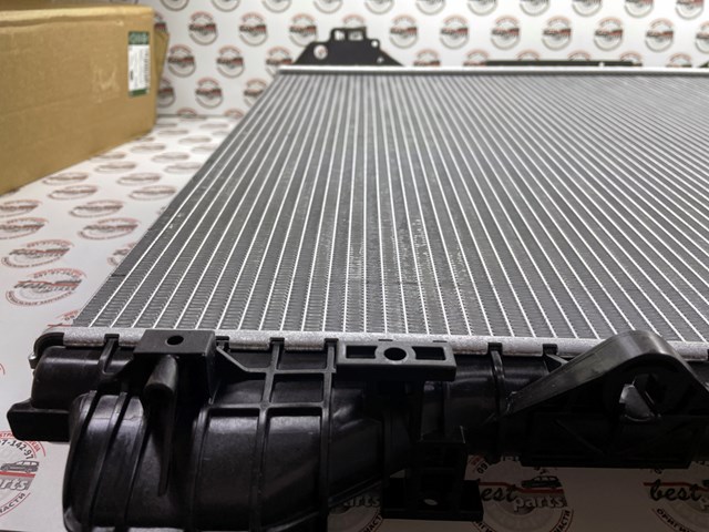 Купить LR162127 Land Rover Радиатор водяной