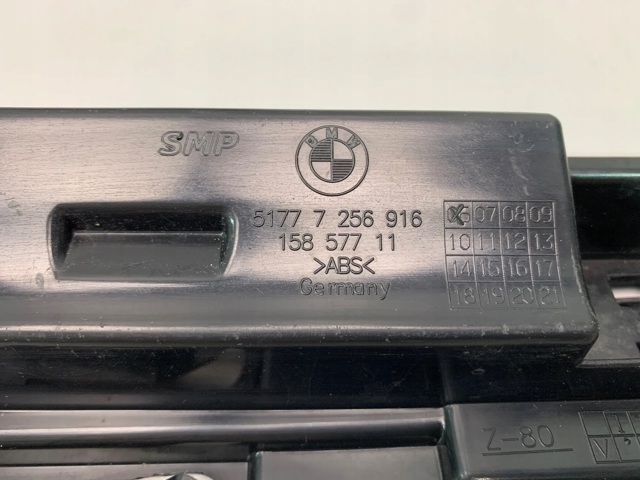 Кронштейн наружной накладки порога правой 7256916 BMW