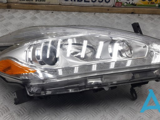 260105AA1E Nissan/Infiniti Фара передняя правая