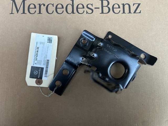 Кронштейн бампера переднего правый 1676208600 Mercedes