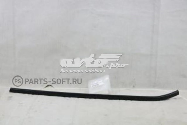 Молдинг лобового стекла правый на Subaru Forester S11, SG