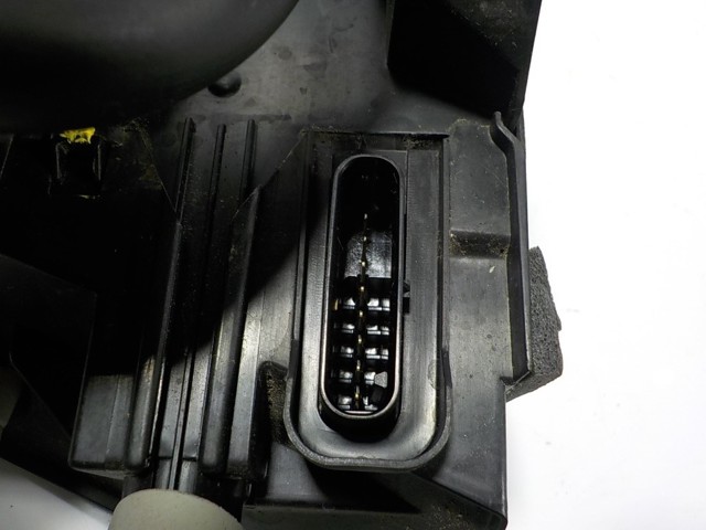 LR070432 Land Rover Замок двери задней левой