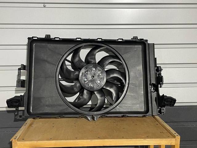107708100D Tesla Диффузор радиатора охлаждения в сборе с мотором