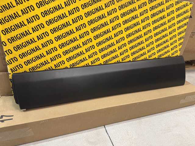 DGH951RB0 Mazda Молдинг двери передней левой нижний