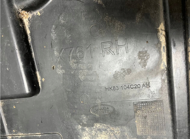 Защита днища передняя правая LR092677 Land Rover