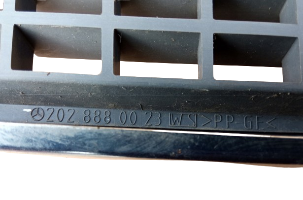 Grelha do radiador Mercedes 2028880023