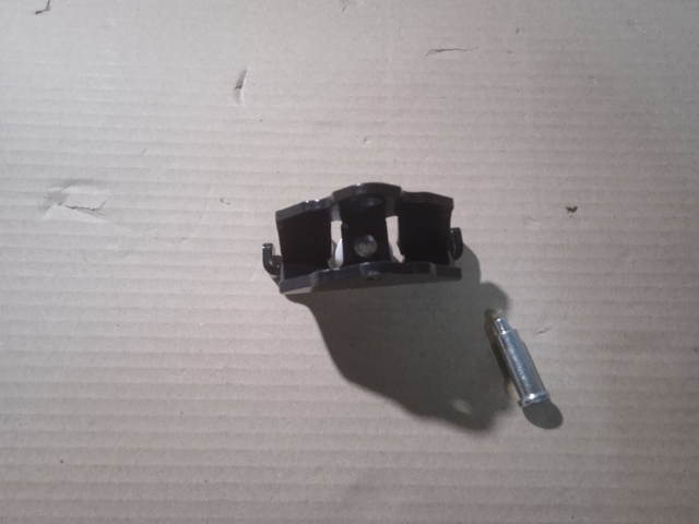 Ролик боковой двери правый нижний Autotechteile 5051634