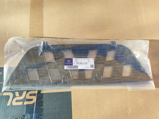 A9606662128 Mercedes Накладка на порог левая