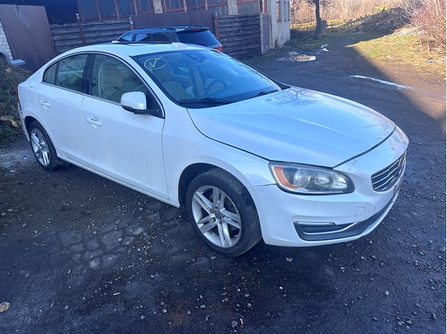 Передний бампер 39808118 Volvo
