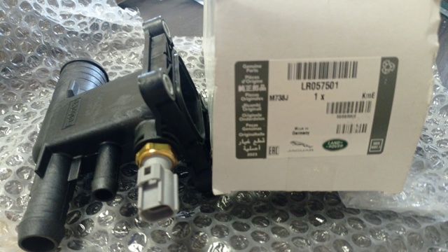 LR057501 Land Rover Тройник системы охлаждения
