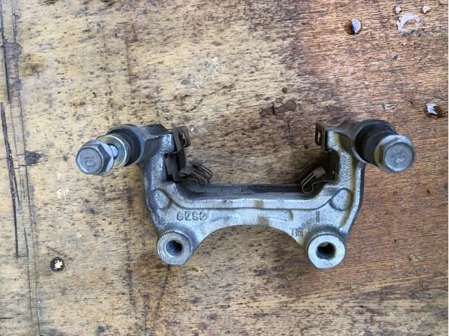 Скоба тормозного суппорта заднего Mazda KAY02628X цена, от 57.01 USD
