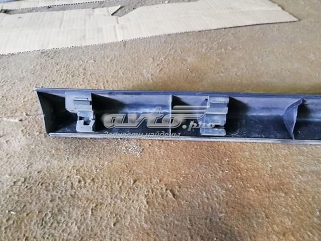 Moldura de puerta delantera derecha inferior EG2151RA0D MAZDA