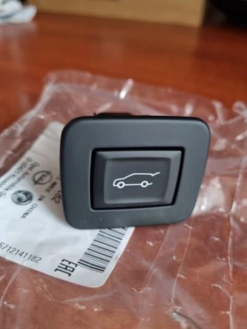6240704 Opel botão de acionamento do fecho de tampa de porta-malas (de 3ª/5ª porta (de tampa de alcapão)