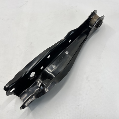 Рычаг задней подвески нижний левый 551A16US0B Nissan/Infiniti