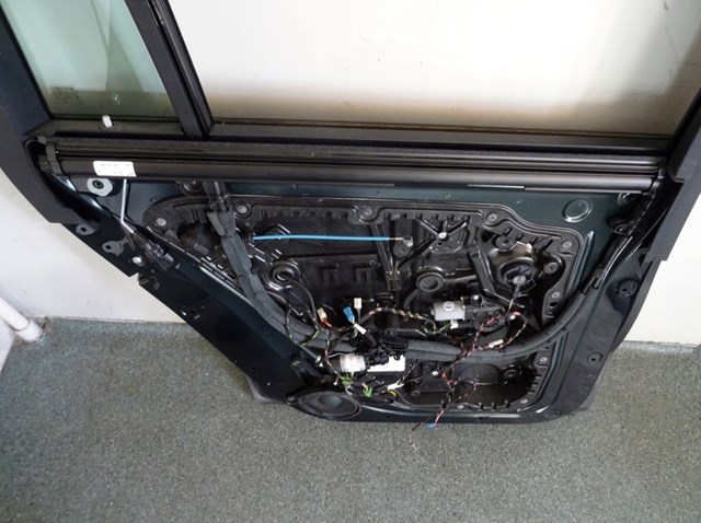 Задняя левая дверь Mercedes A1677303701