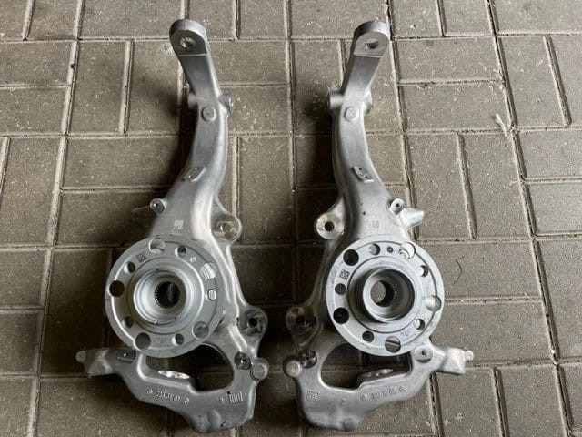 Кулак поворотный передний правый Mercedes A2233323200