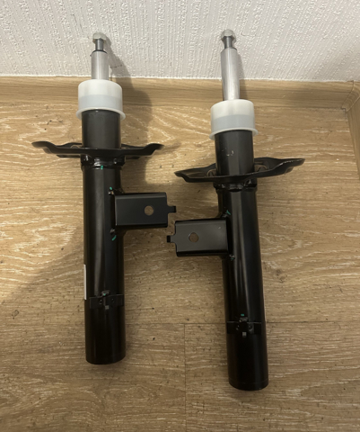 E43026RR0E Nissan/Infiniti Амортизатор передней подвески правый