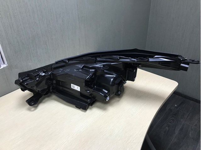 811100E480 Toyota Фара передняя правая
